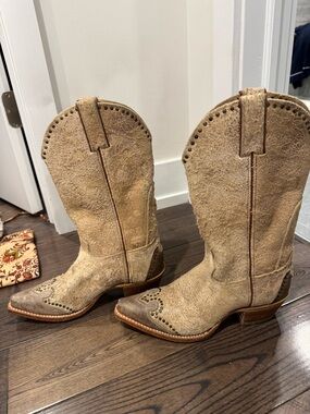 Women's cowboy boots size 7.5–8
